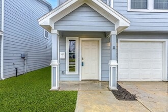 8111 Corinth St, Unit B in Houston, TX - Foto de edificio - Building Photo