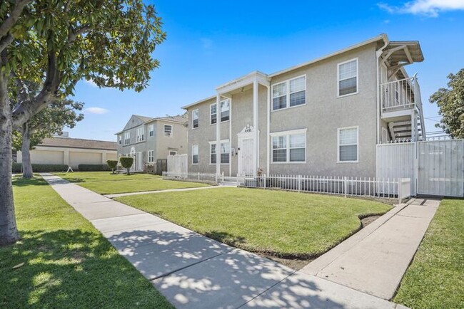 4451 Atlantic Ave in Long Beach, CA - Foto de edificio - Building Photo