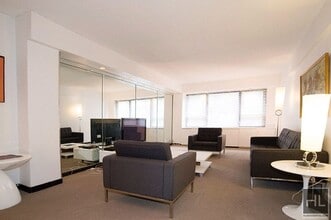 210 E 47th St in New York, NY - Foto de edificio - Building Photo