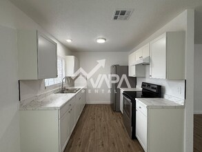 8134 Whistler in San Antonio, TX - Foto de edificio - Building Photo