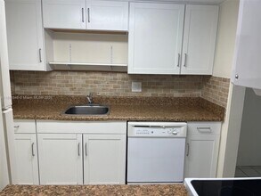 14221 N Kendall Dr in Miami, FL - Building Photo - Building Photo