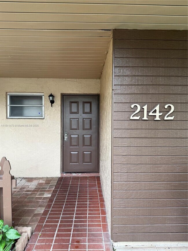 2142 Nova Village Dr in Davie, FL - Building Photo - Building Photo