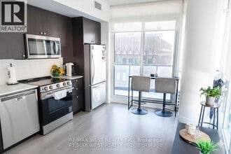 30 Roehampton Ave in Toronto, ON - Building Photo - Building Photo