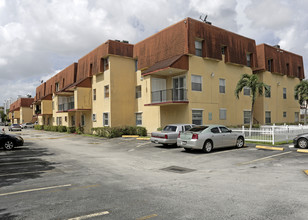 Mile Apartment Condos in Hialeah, FL - Building Photo - Building Photo