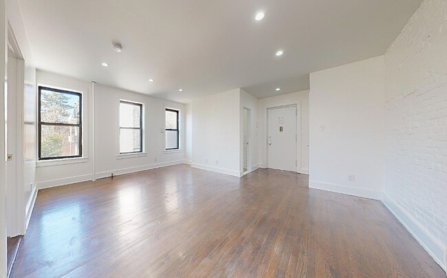 25-04 44th St in Queens, NY - Building Photo - Building Photo