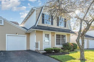 289 Deerhurst Ln in Webster, NY - Building Photo