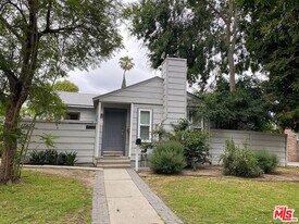 17429 Burbank Blvd in Los Angeles, CA - Building Photo