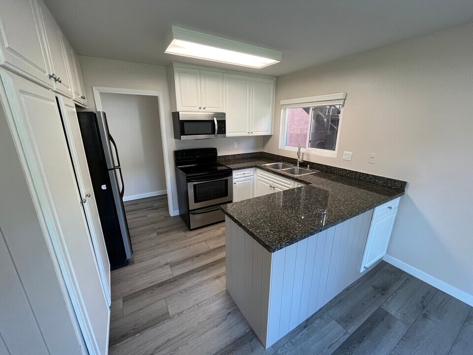 17131 W Bernardo Dr in San Diego, CA - Building Photo