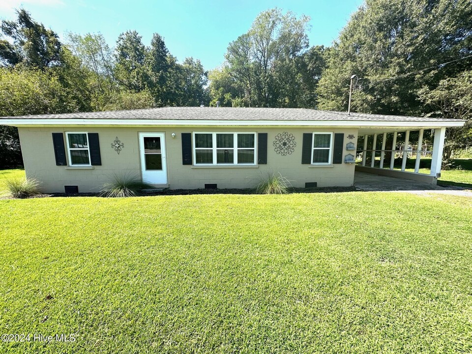 305 Washington Post Rd in New Bern, NC - Foto de edificio