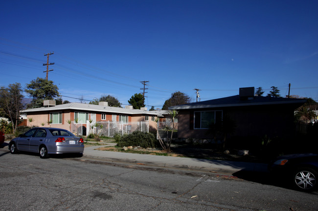 876-884 Wellwood Ave in Beaumont, CA - Foto de edificio - Building Photo