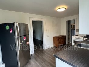 175 Eckhardt Ave W in Penticton, BC - Building Photo - Building Photo