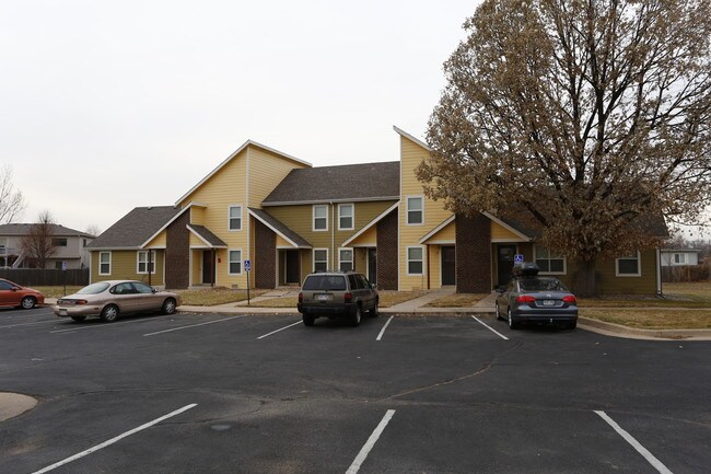 Cottonwood Apartments in Windsor, CO - Foto de edificio - Building Photo