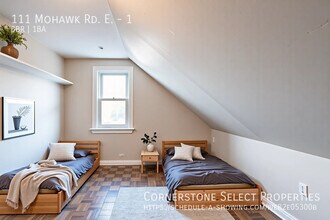 111 Mohawk Rd E in Hamilton, ON - Building Photo - Building Photo