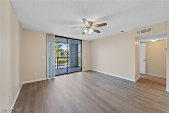 13545 Eagle Ridge Dr in Ft. Myers, FL - Foto de edificio - Building Photo