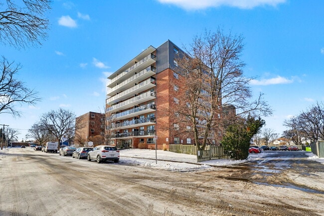 Mapleview Manor Apartments in Sarnia, ON - Building Photo - Building Photo
