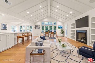 17620 Camino De Yatasto in Los Angeles, CA - Building Photo