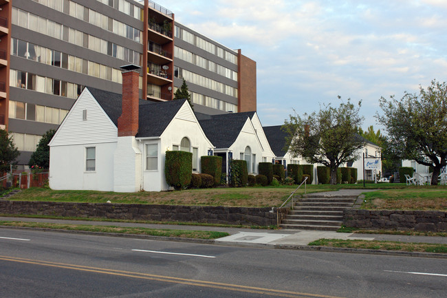 4325 NE Halsey St in Portland, OR - Building Photo - Building Photo