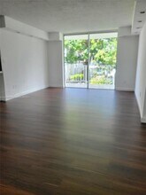 494 NW 165th St in Miami, FL - Foto de edificio - Building Photo