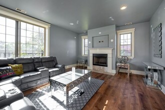 4956 S Vincennes Ave in Chicago, IL - Building Photo - Interior Photo