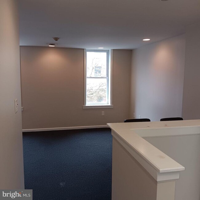 property at 1732 W Diamond St