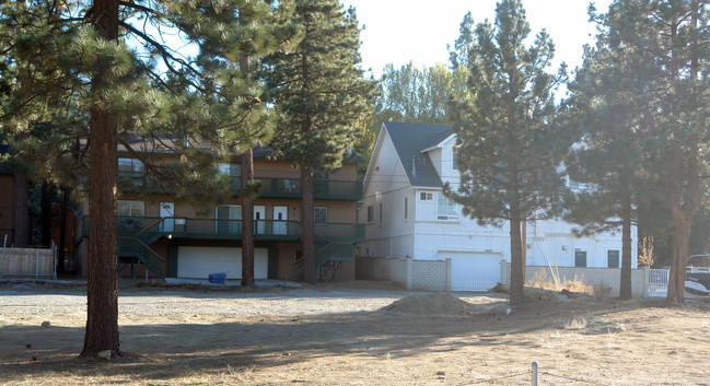 41754 Brownie Ln in Big Bear Lake, CA - Foto de edificio - Building Photo