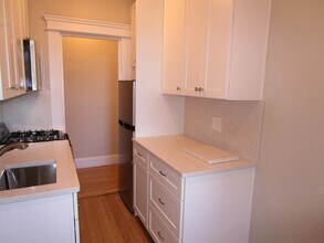 110 Riverway, Unit 5 in Boston, MA - Foto de edificio - Building Photo