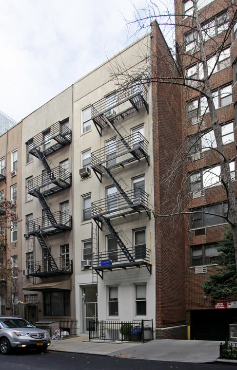 333 E 52nd St in New York, NY - Building Photo