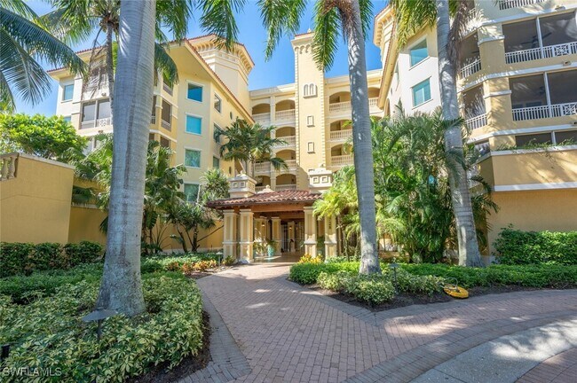 2728 Tiburon Blvd E in Naples, FL - Foto de edificio - Building Photo
