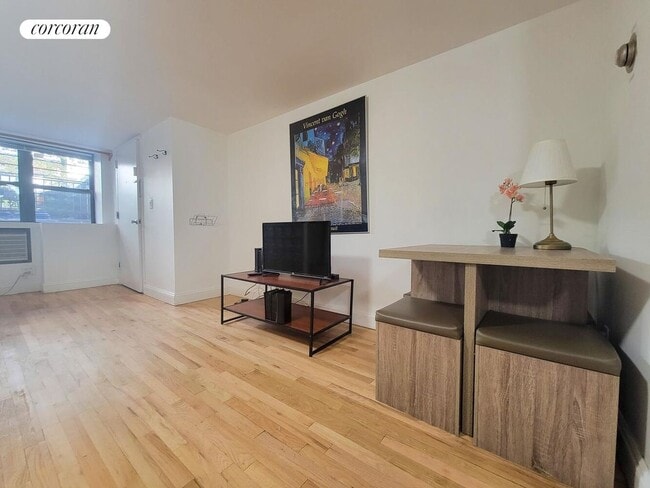 344 E 51st St in New York, NY - Foto de edificio - Building Photo