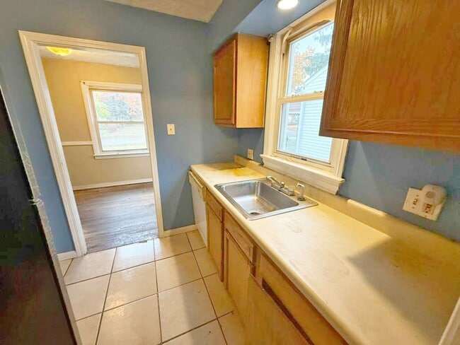 2484 Greenvale Rd in Cleveland, OH - Building Photo - Building Photo