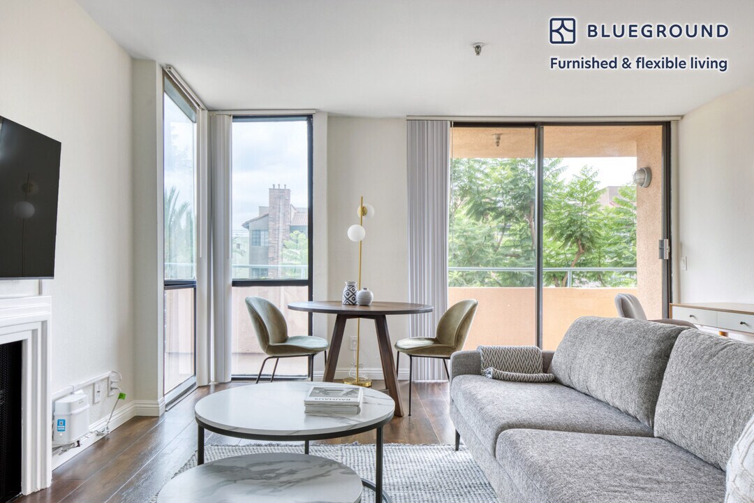 7275 Franklin Ave-Unit -FL2-ID509 in Los Angeles, CA - Building Photo