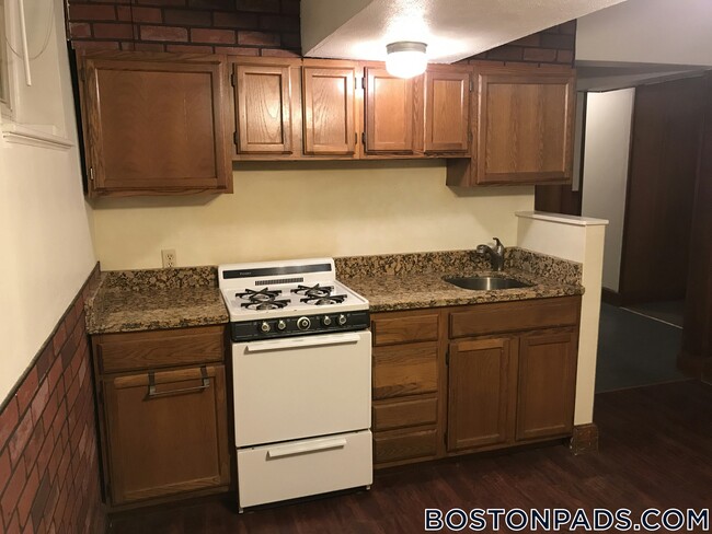 96 Maple St, Unit b in Malden, MA - Building Photo - Building Photo