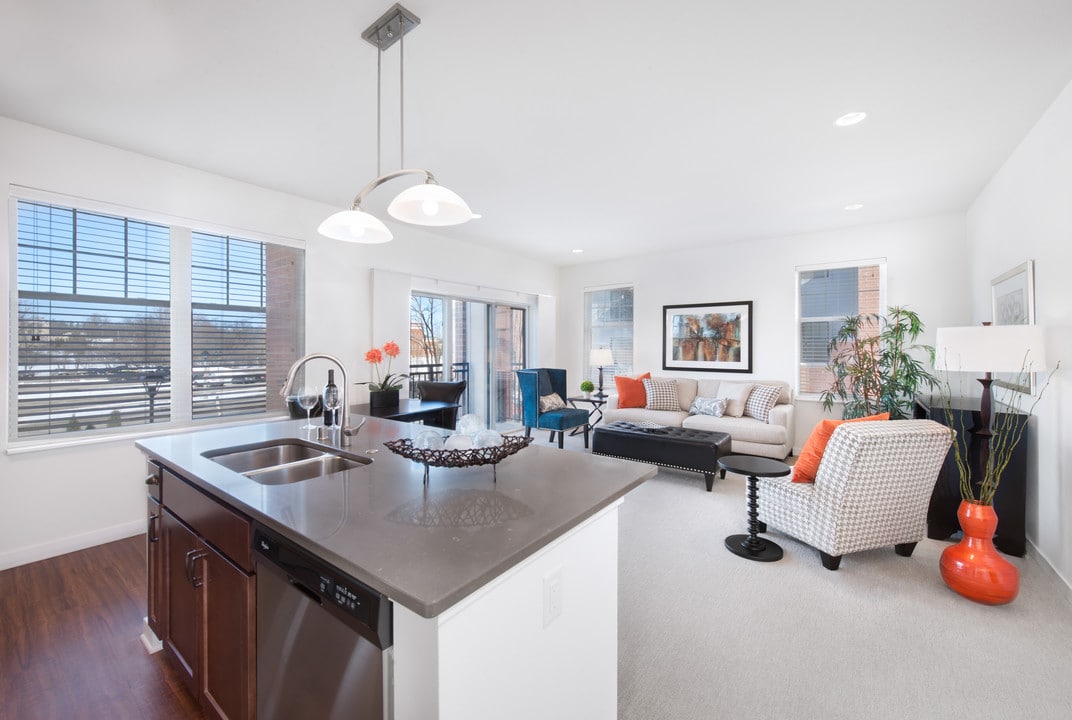 Wells Street Station in Delafield, WI - Foto de edificio