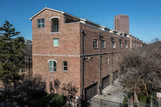 2411 N Hall St in Dallas, TX - Building Photo - Building Photo