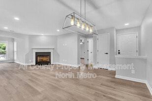 1006 Canyon Point Cir in Roswell, GA - Building Photo