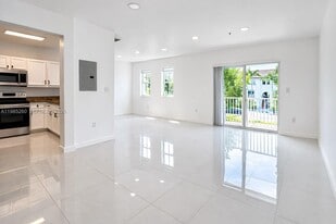 8800 NW 97th Ave in Doral, FL - Building Photo