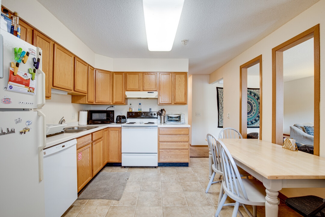 1063 E. Cascade Ave- Next to UWRF and CVTC in River Falls, WI - Foto de edificio