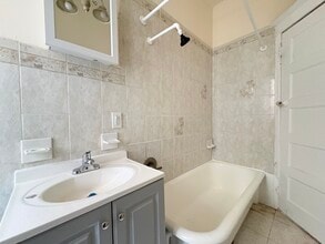 93 W 33rd St, Unit D1 in Bayonne, NJ - Foto de edificio - Building Photo