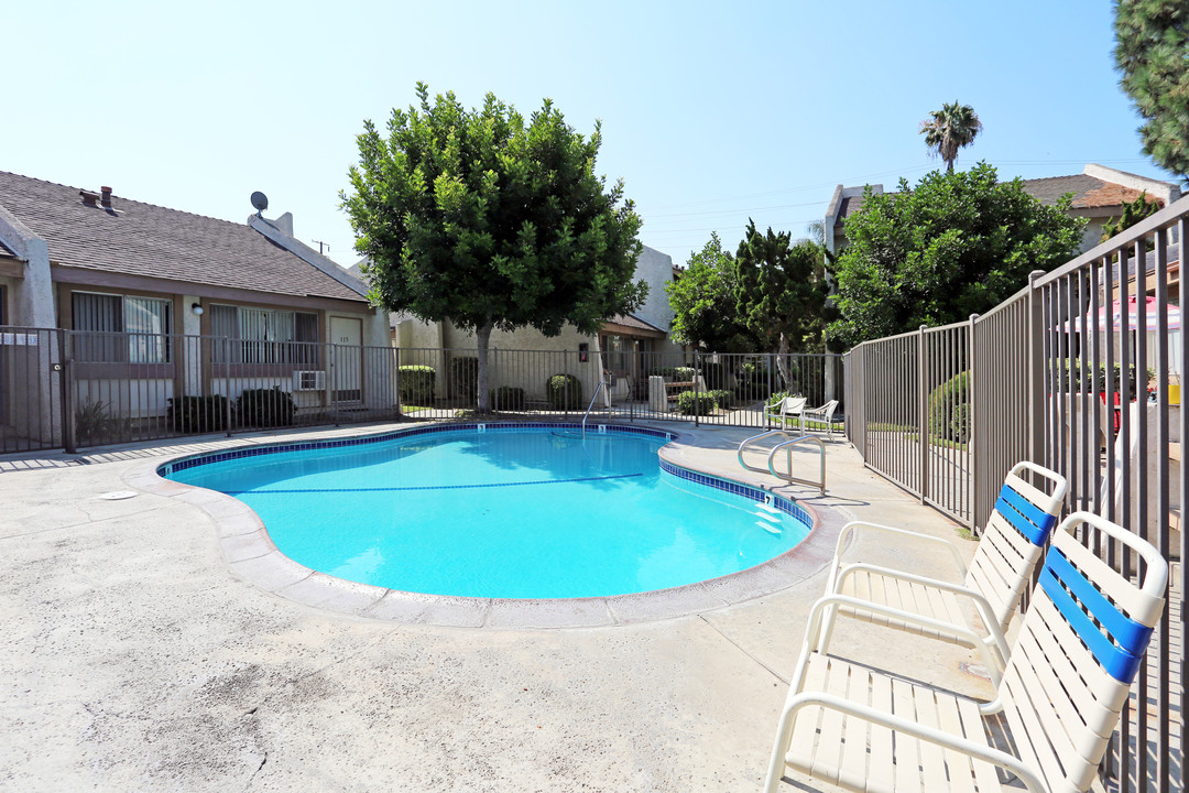 La Casa Dana in Anaheim, CA - Foto de edificio