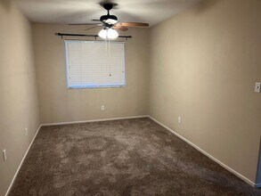 12313 Quiet Pasture Dr in Bakersfield, CA - Building Photo - Building Photo