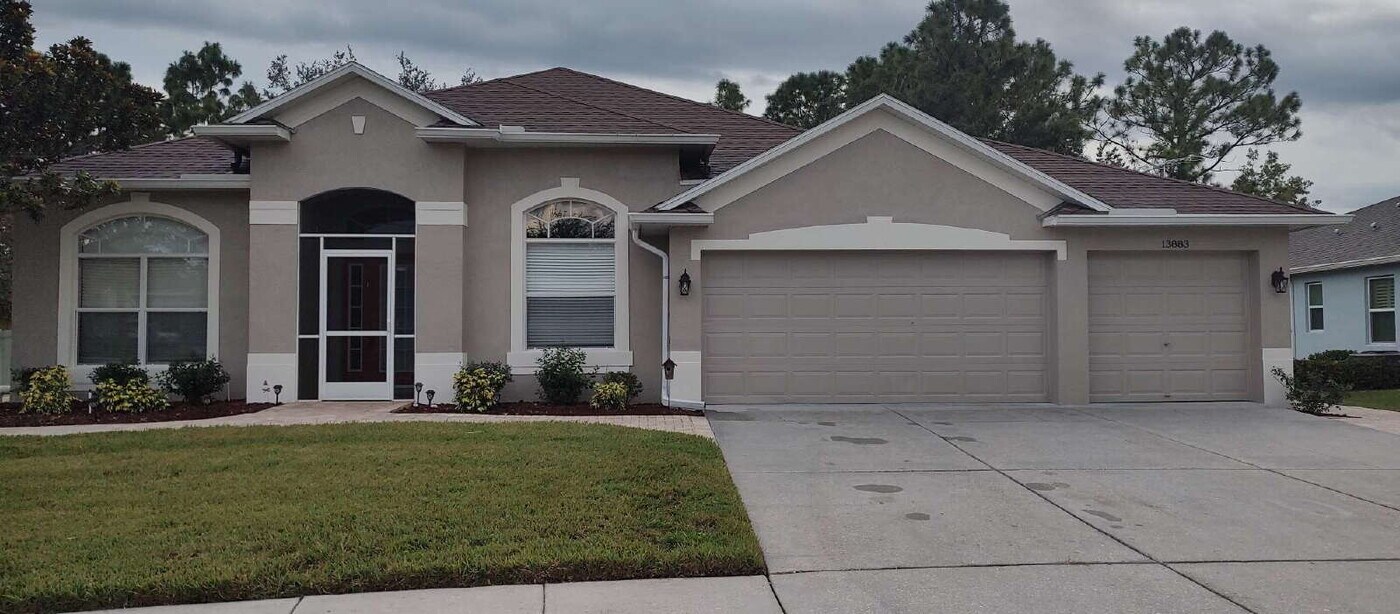 13883 Blythewood Dr in Spring Hill, FL - Foto de edificio