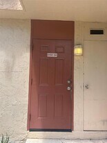 5966 SW 68th St in South Miami, FL - Building Photo