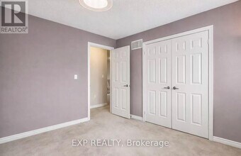 84 Lewis Honey Dr in Aurora, ON - Building Photo - Building Photo