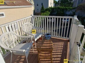 5 Clyde St, Unit 2 in Somerville, MA - Foto de edificio - Building Photo