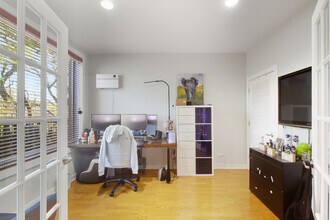 2854 N River Walk Dr in Chicago, IL - Building Photo - Building Photo