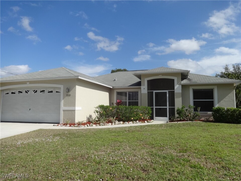 2121 SW 5th Ave in Cape Coral, FL - Building Photo