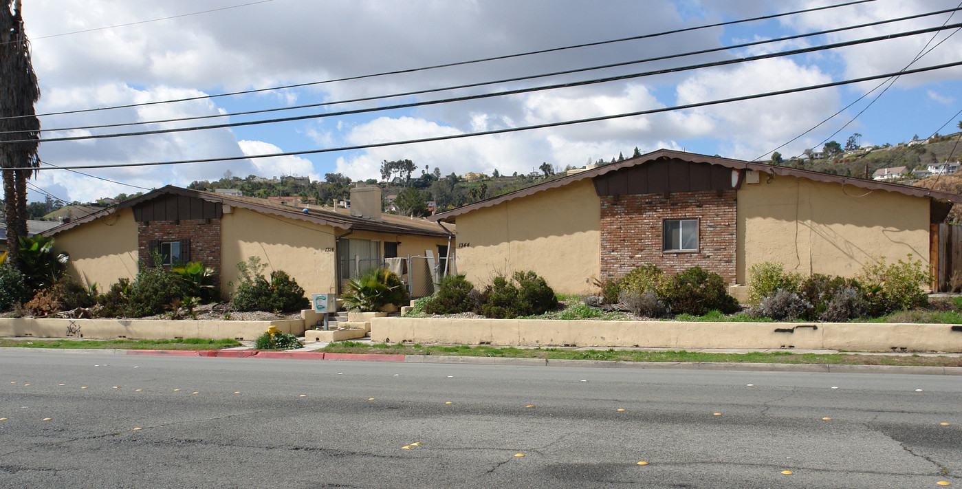 1328-1344 Cuyamaca St in El Cajon, CA - Foto de edificio