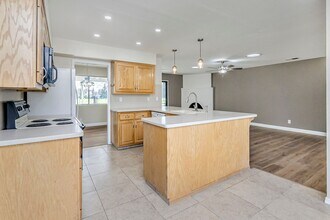 25265 Carlsbad Ave in Davis, CA - Building Photo - Building Photo