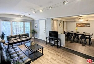 606 N Alta Vista Blvd in Los Angeles, CA - Building Photo