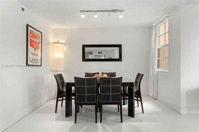 19555 E Country Club Dr in Miami, FL - Building Photo - Building Photo